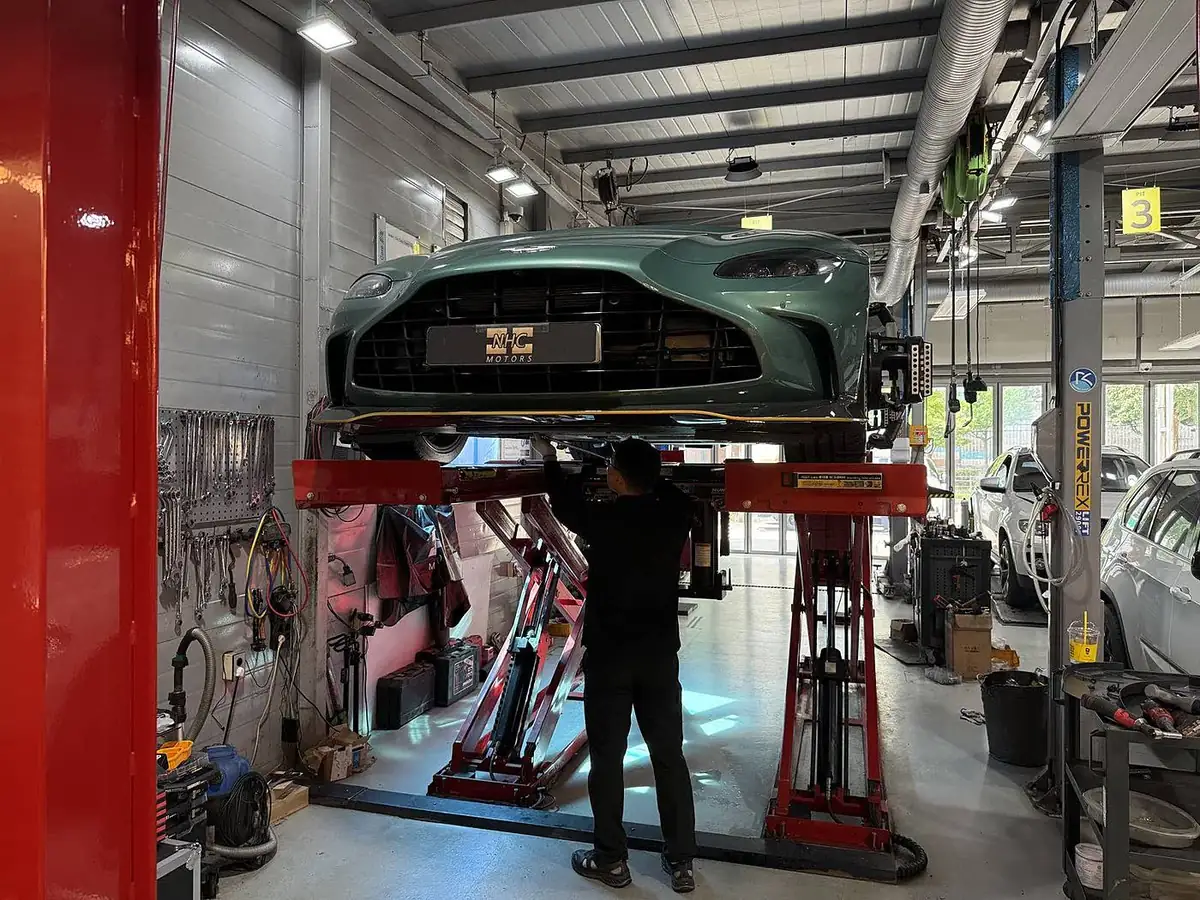 Aston Martin V12 Vantage 리프트 점검