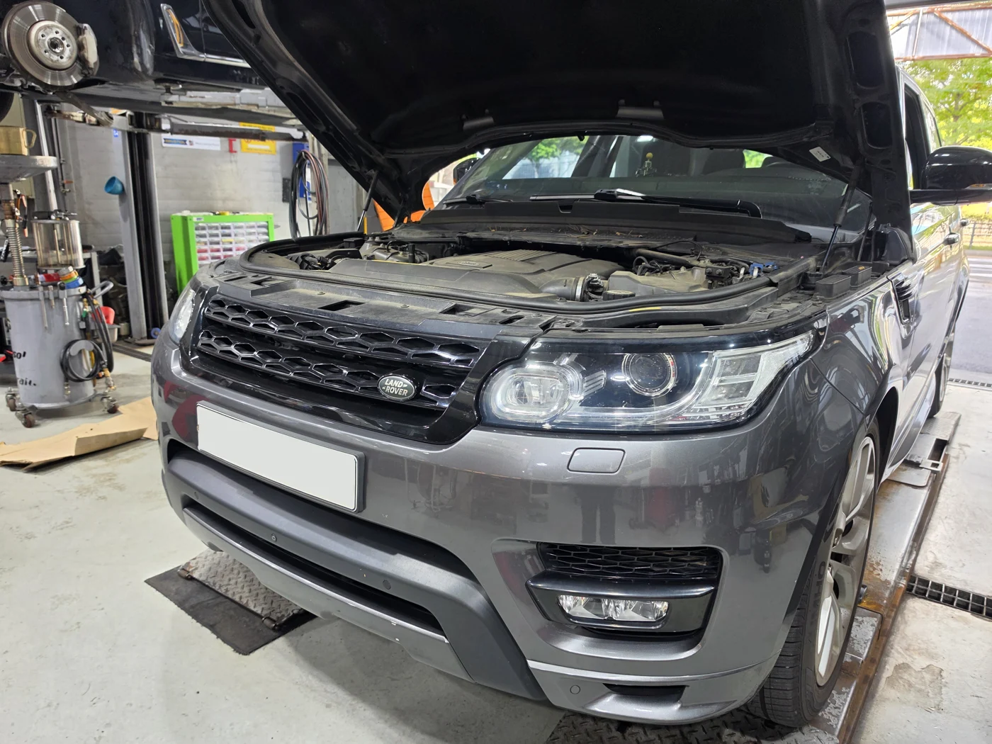 Range Rover Sport visiting for routine engine oil service