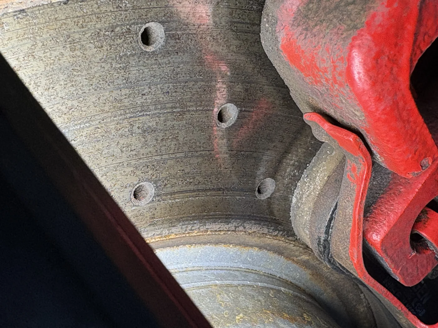 Inspecting brake discs and the pad area