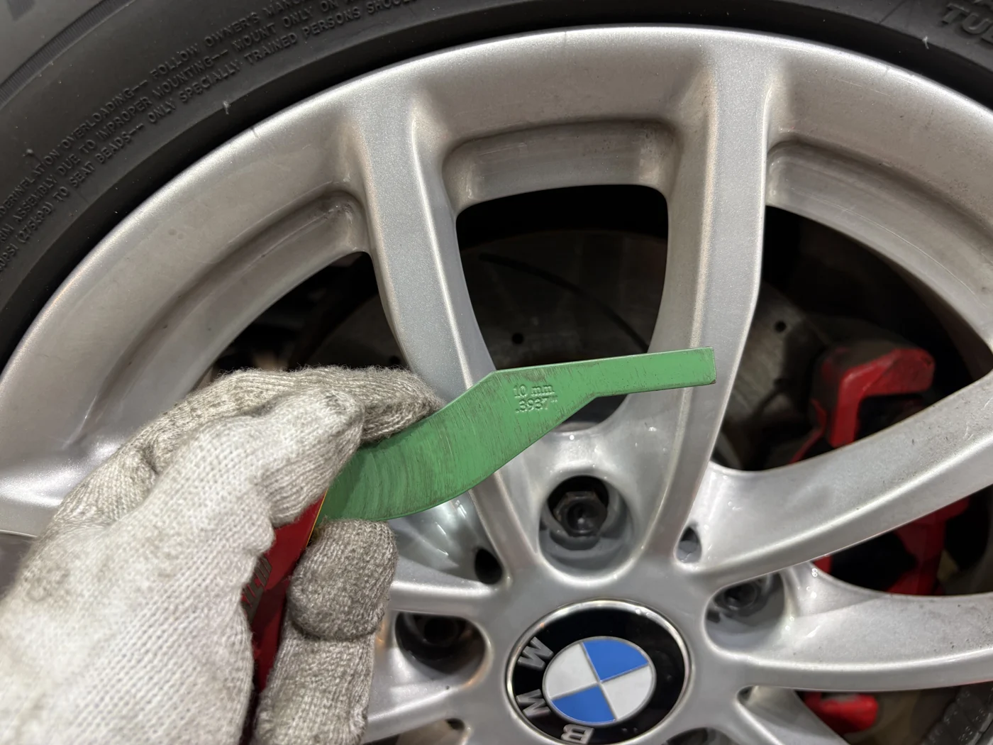Checking tyre tread depth
