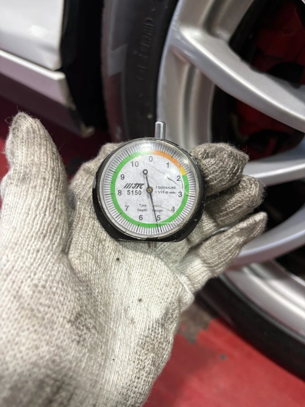 Measuring tyre pressure