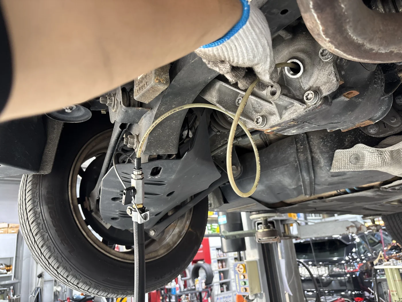Connecting bleed lines at the wheels