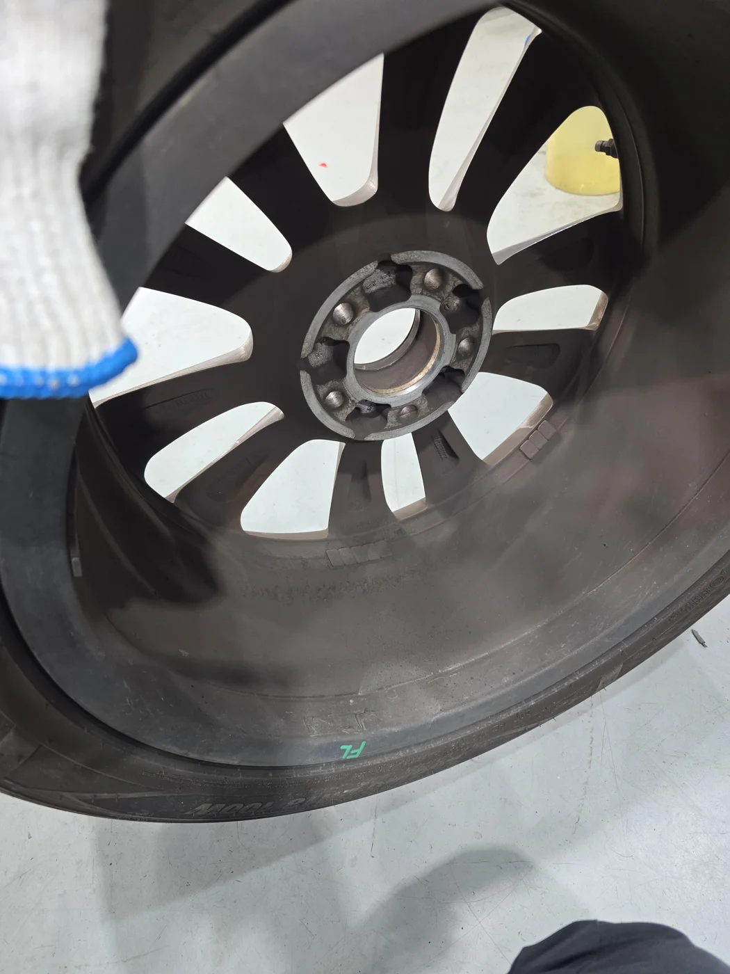 Cleaning the inner wheel after tire removal