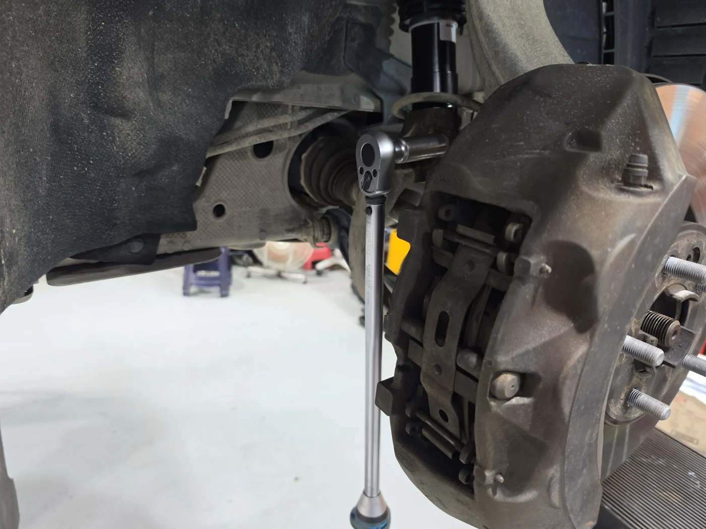 Tightening the lower connection with a torque wrench