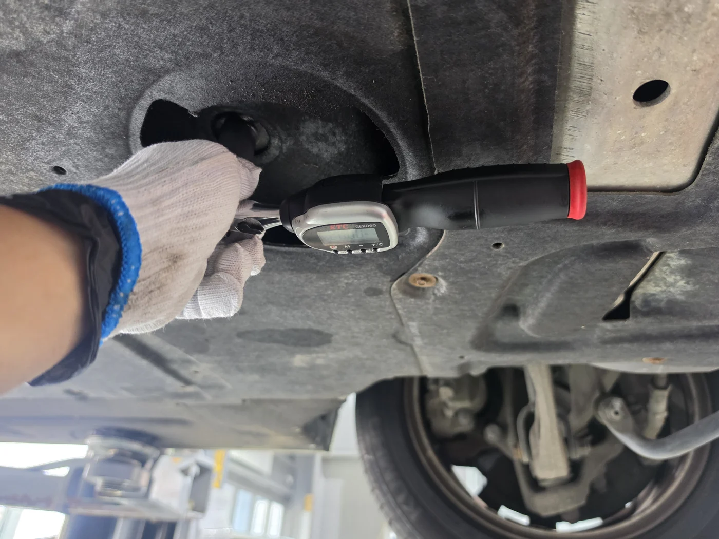 Tightening the engine oil drain point