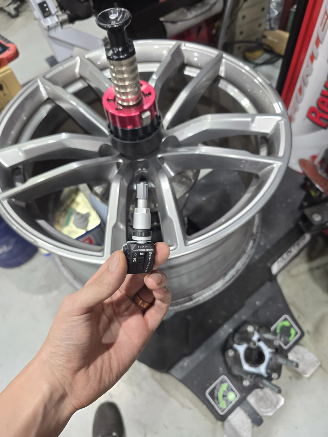 Replacing TPMS sensors during tyre removal