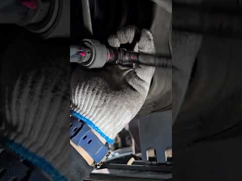 벤츠 GLS500 하체 부싱 체결 작업 장면