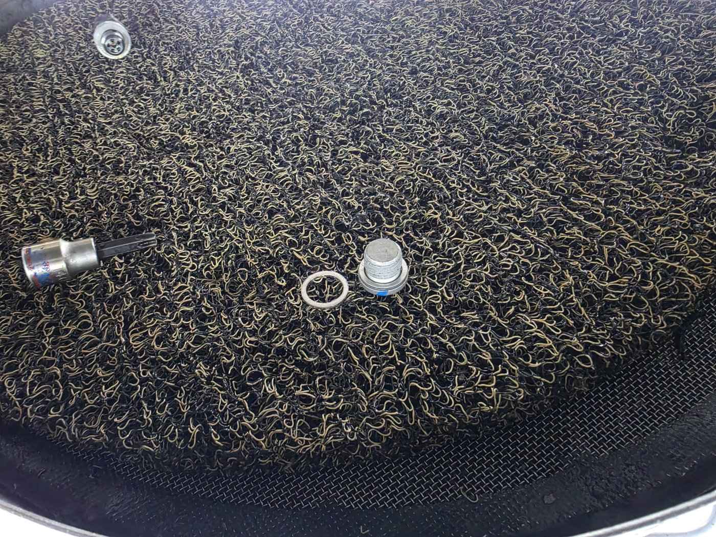 The drain components and sealing washer — the parts that seal the drain point when it is closed again.