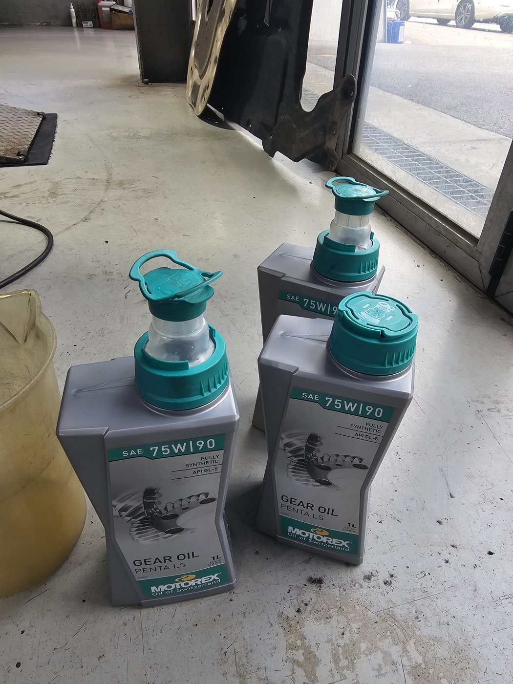 SAE 75W/90 and API GL-5 markings on the MOTOREX PENTA LS gear oil used in the differentials