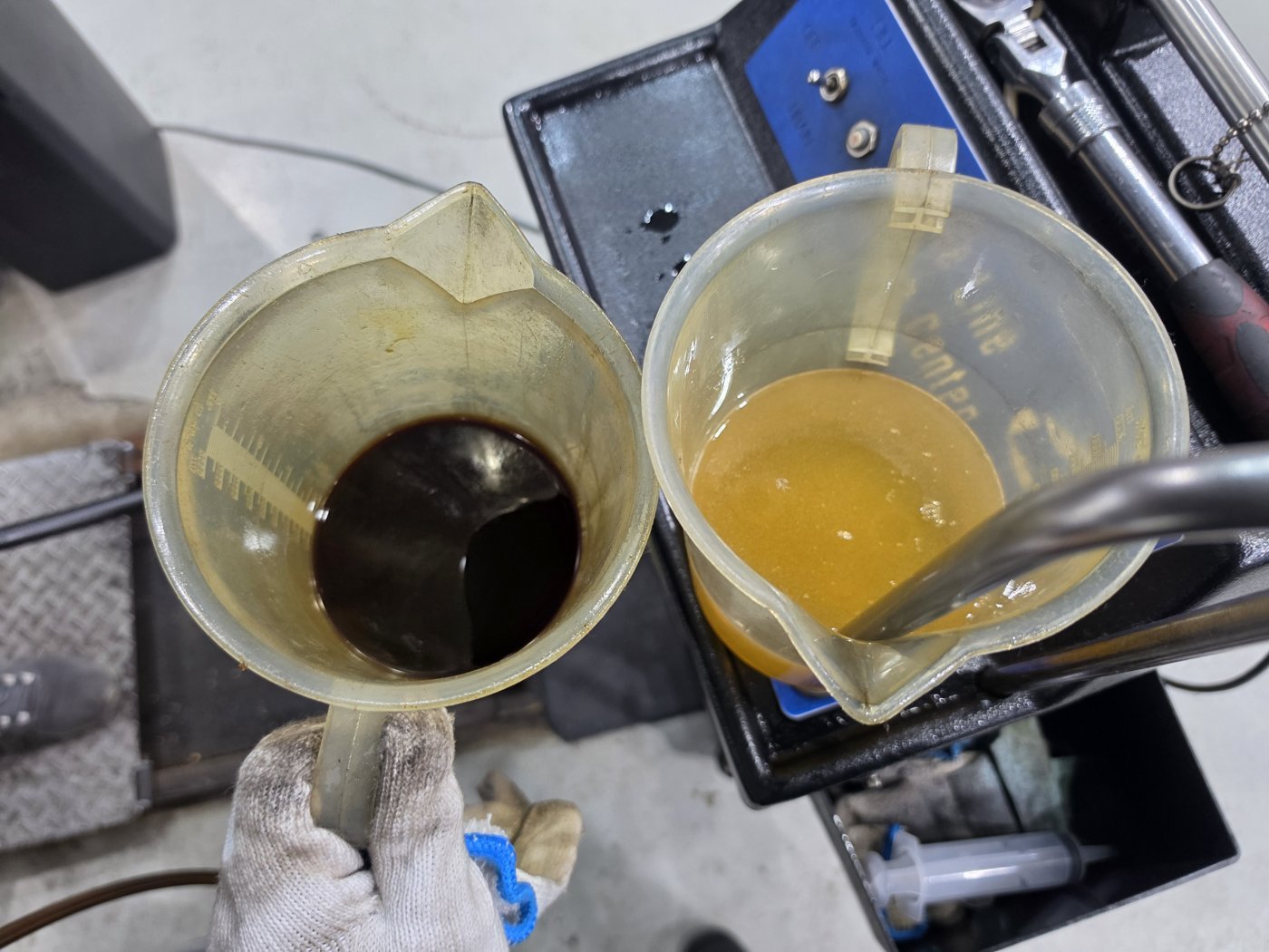 Visual comparison of the drained oil and the new gear oil