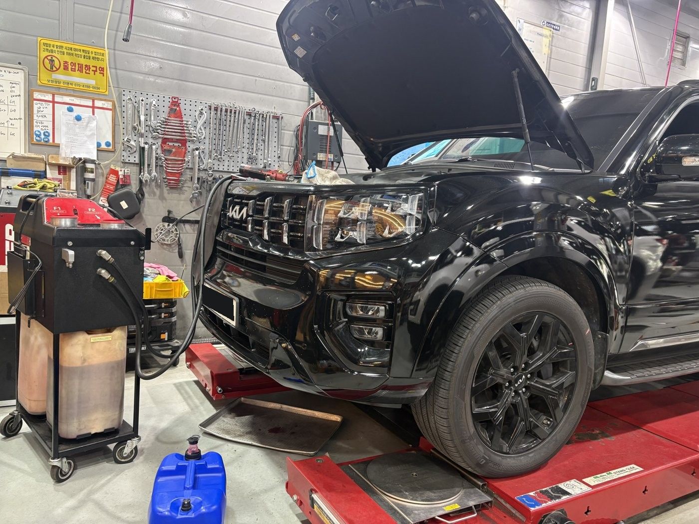 The Mohave connected to the transmission fluid exchange machine.