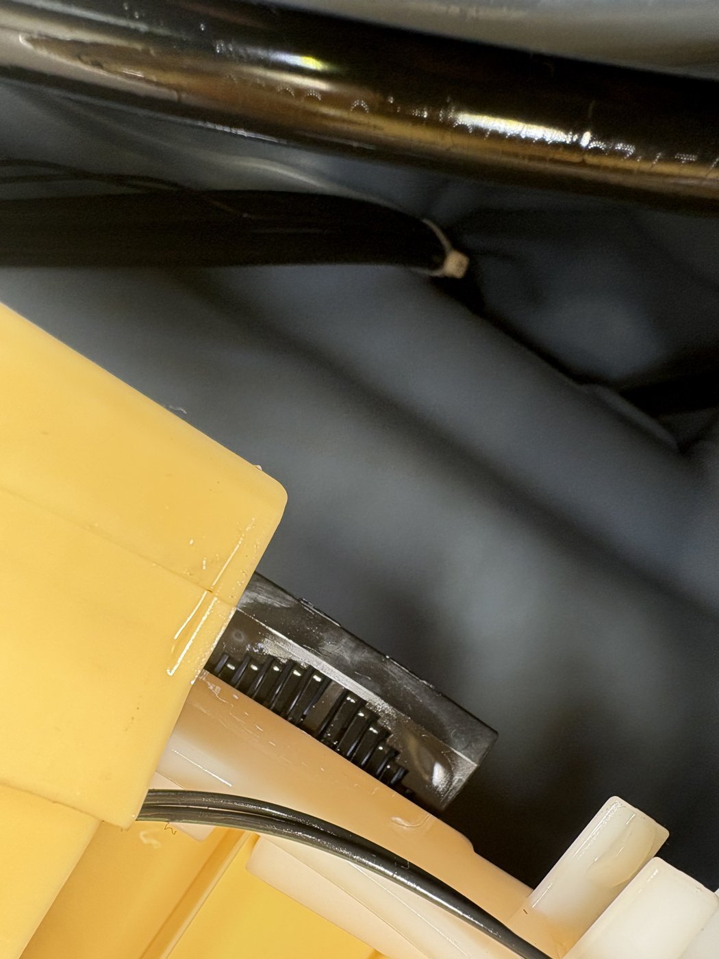 Inside the fuel tank, checked after removing the fuel module