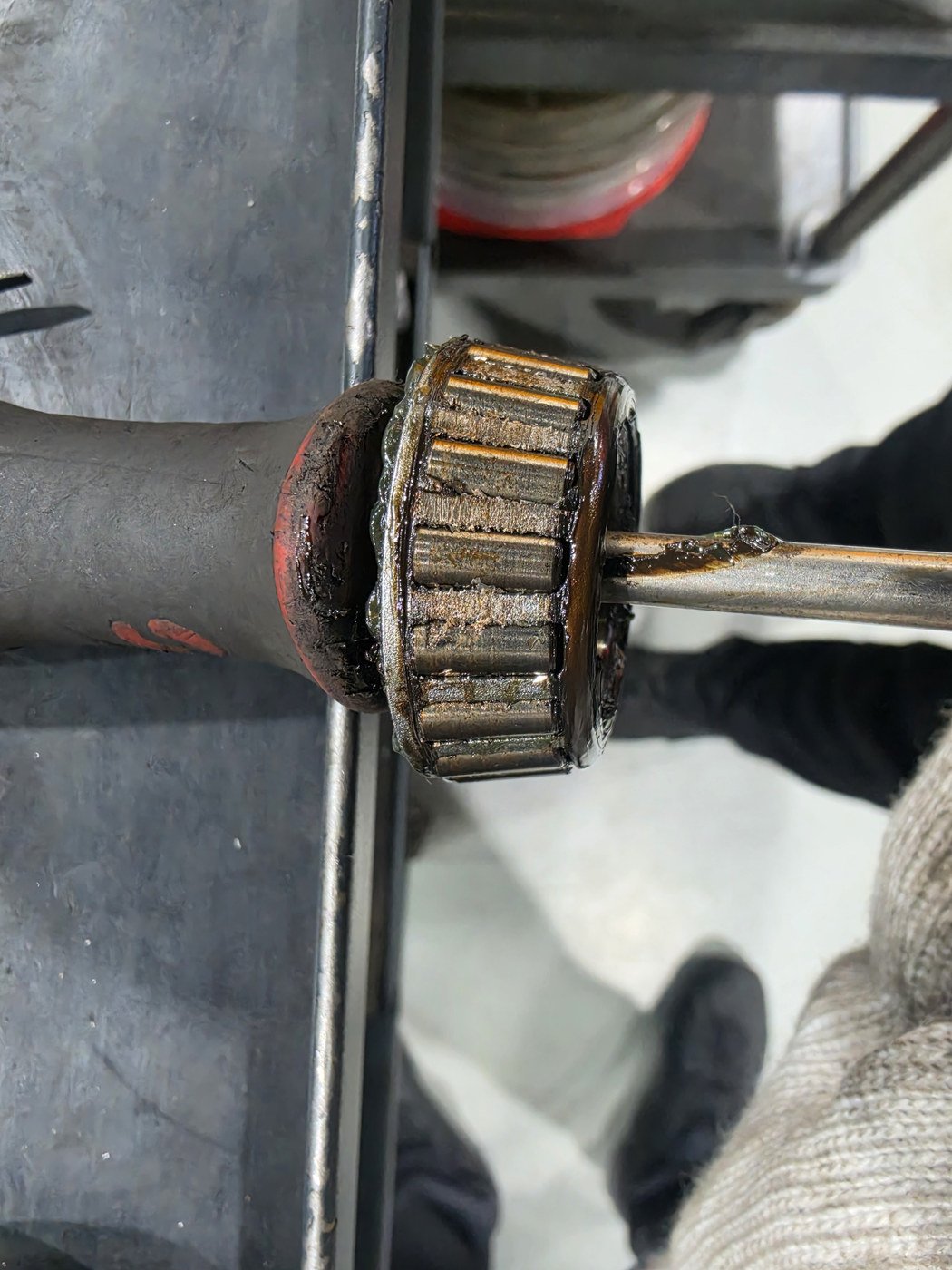 Lubrication during hub bearing replacement