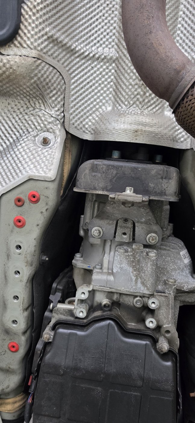 Transmission mount assembled under the gearbox
