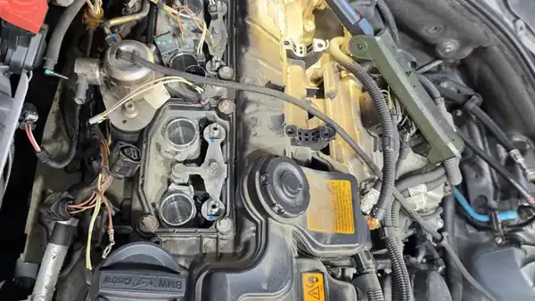 BMW 528i, 새 오일을 넣기 전에 밸브커버부터 손봤습니다