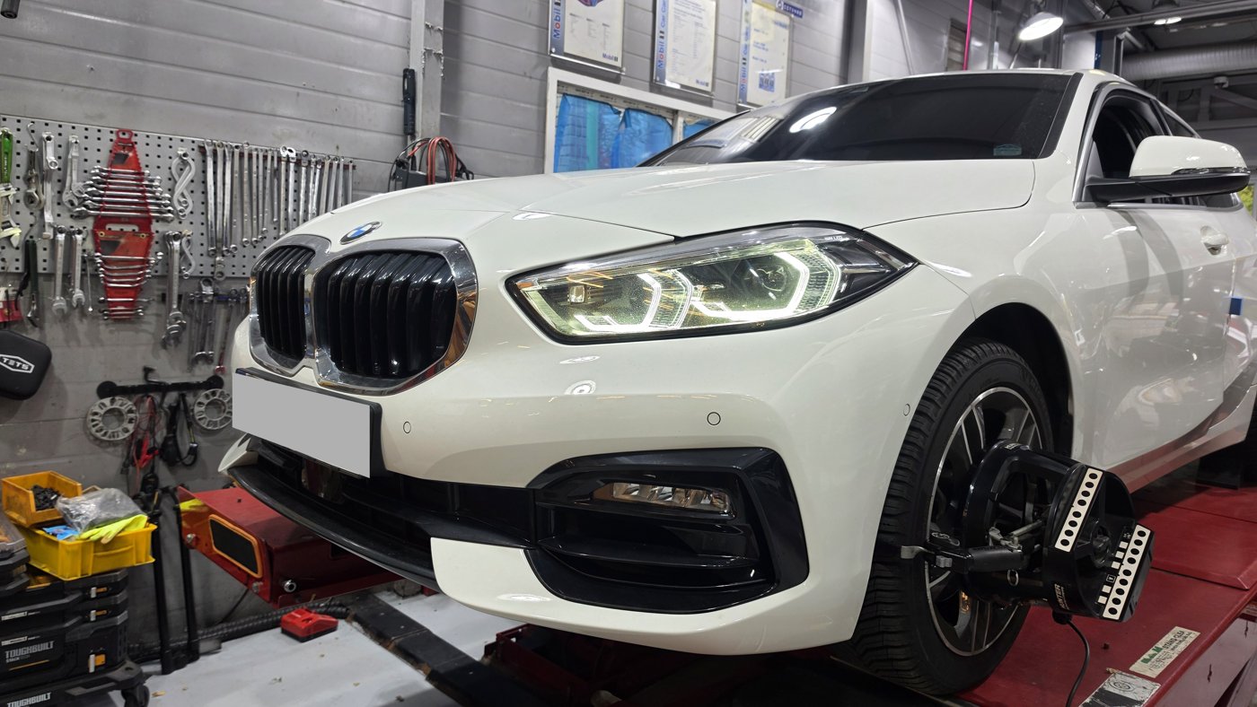 네 바퀴에 측정 타깃을 장착한 BMW F40