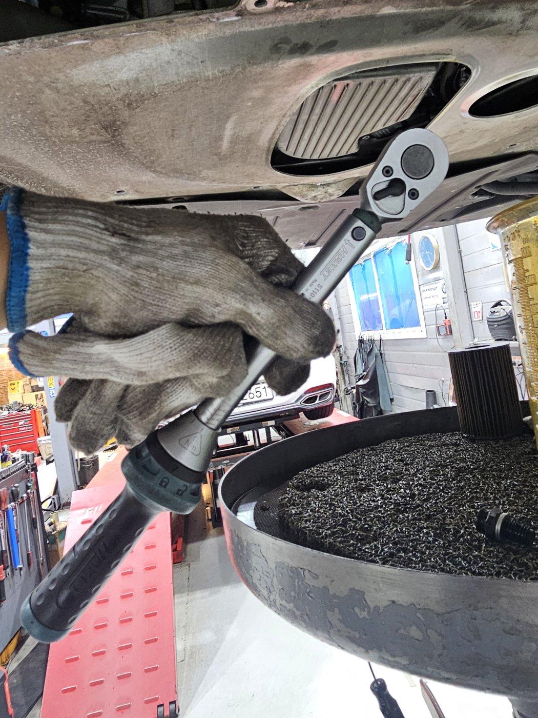 Drain plug tightened with a torque wrench to spec