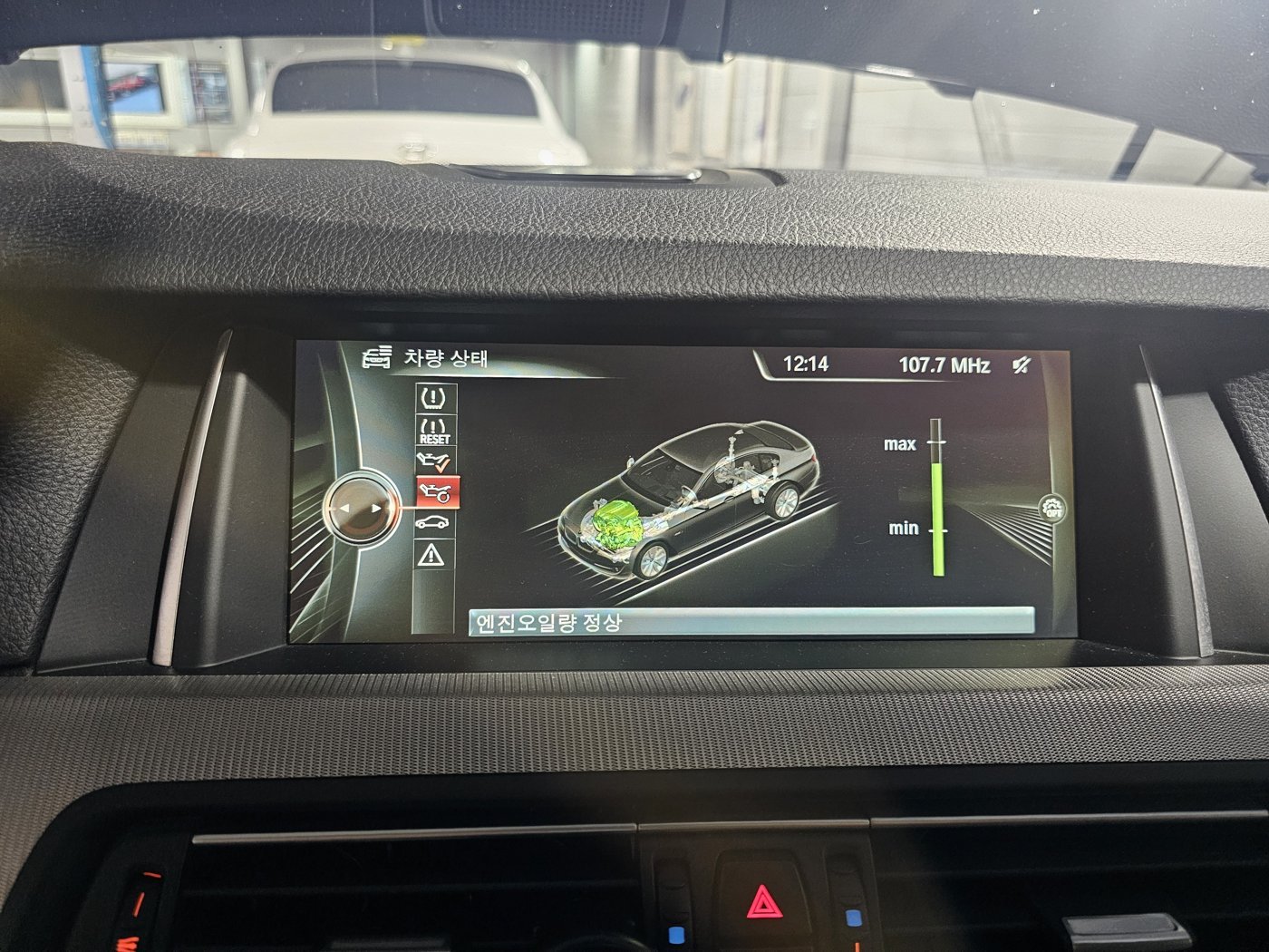 ‘Engine oil level OK’ shown on the electronic level screen after the change
