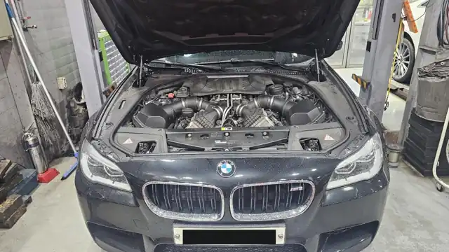 BMW M5 엔진·디퍼런셜 오일 교환과 교체가 가까운 타이어