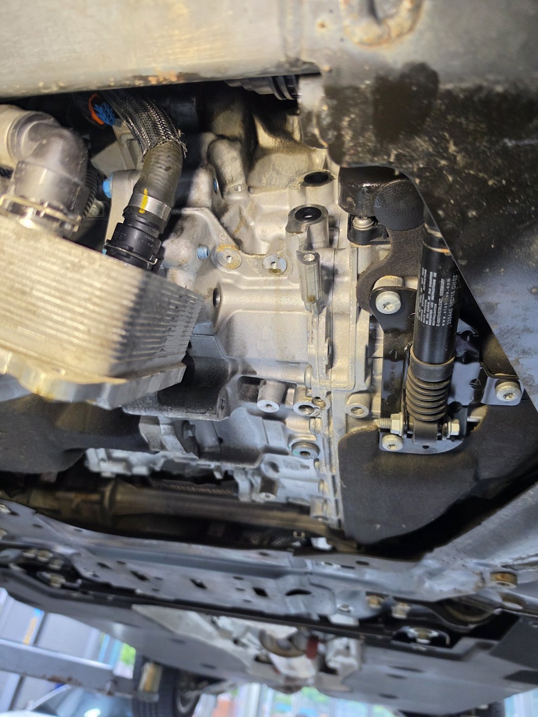 Service hose connected underneath for the transmission fluid change