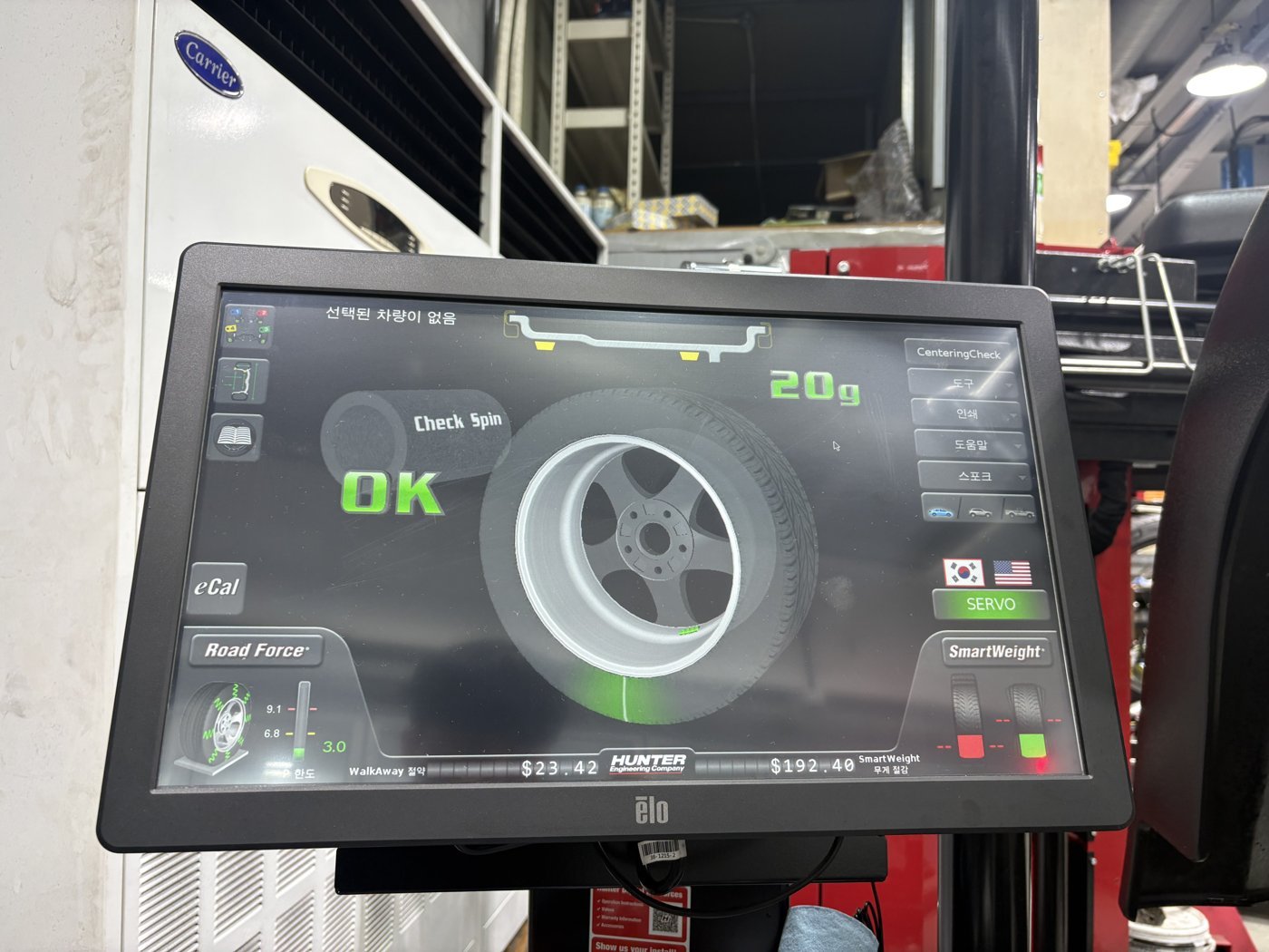 Balancer screen showing the correction weight for a wheel