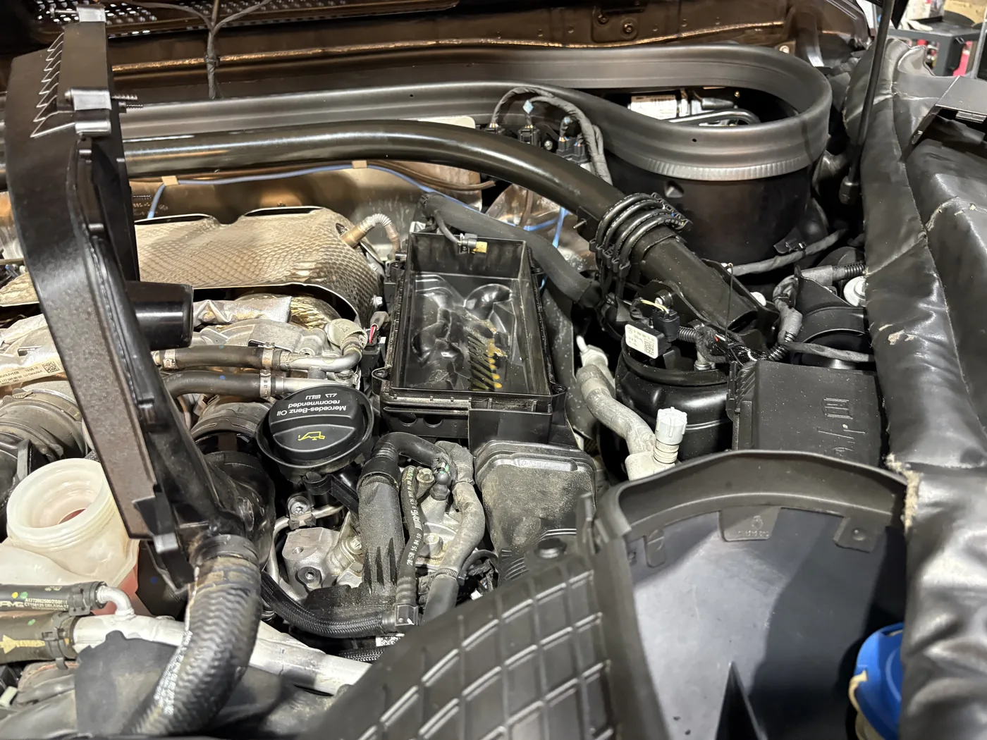 G500 engine bay with the air filter removed