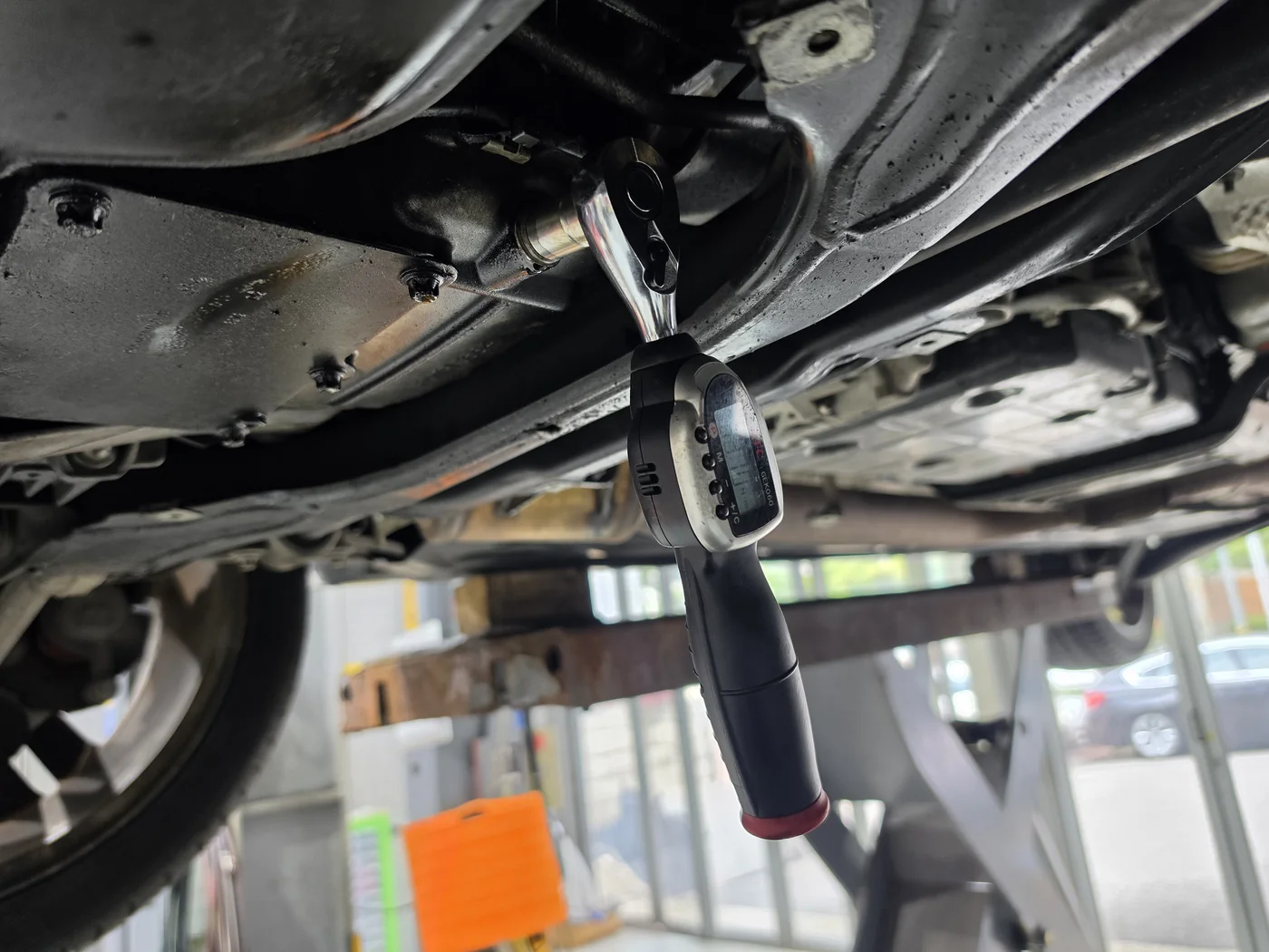 Drain fastener tightening