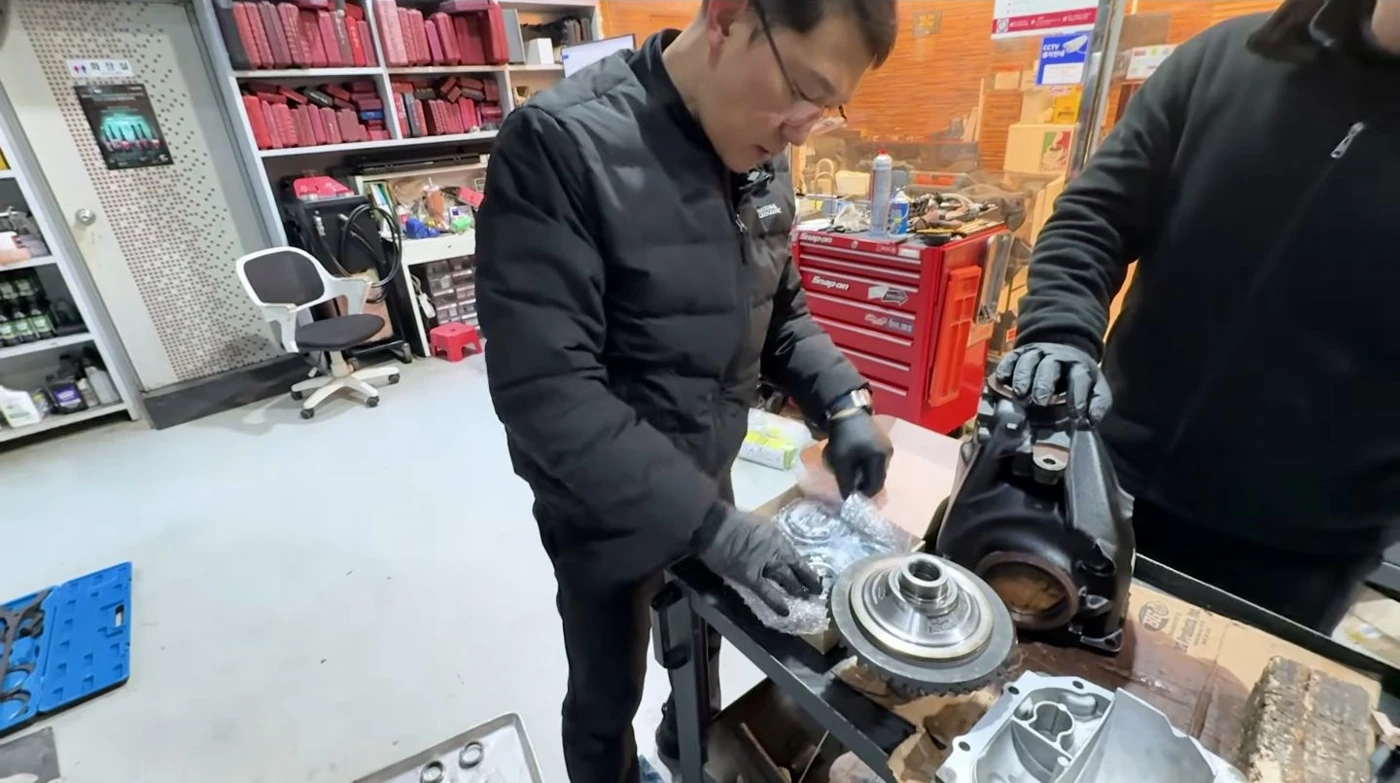 분해한 BMW F20 디퍼런셜과 교체 부품