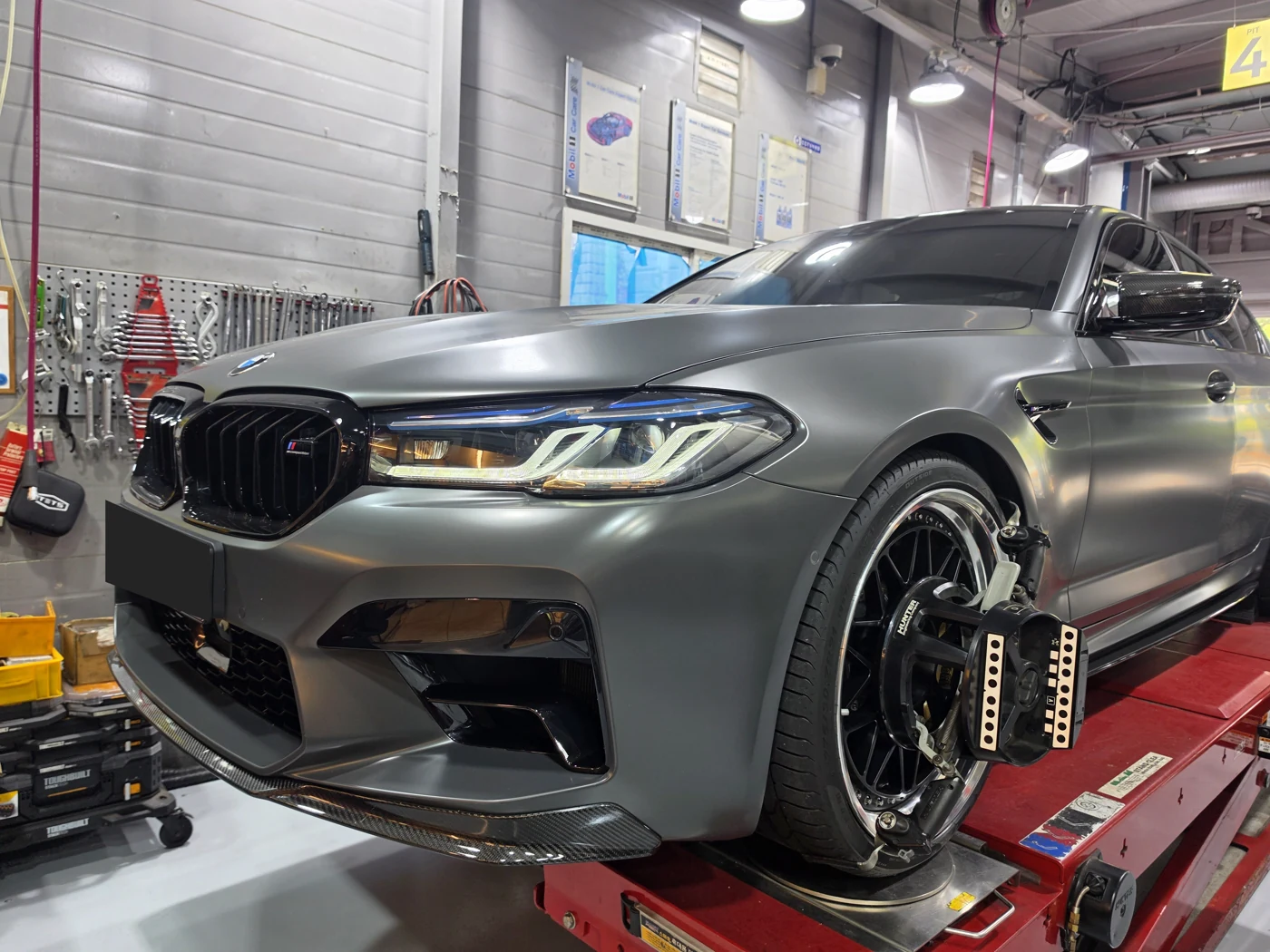 얼라인먼트 리프트에 올린 M5