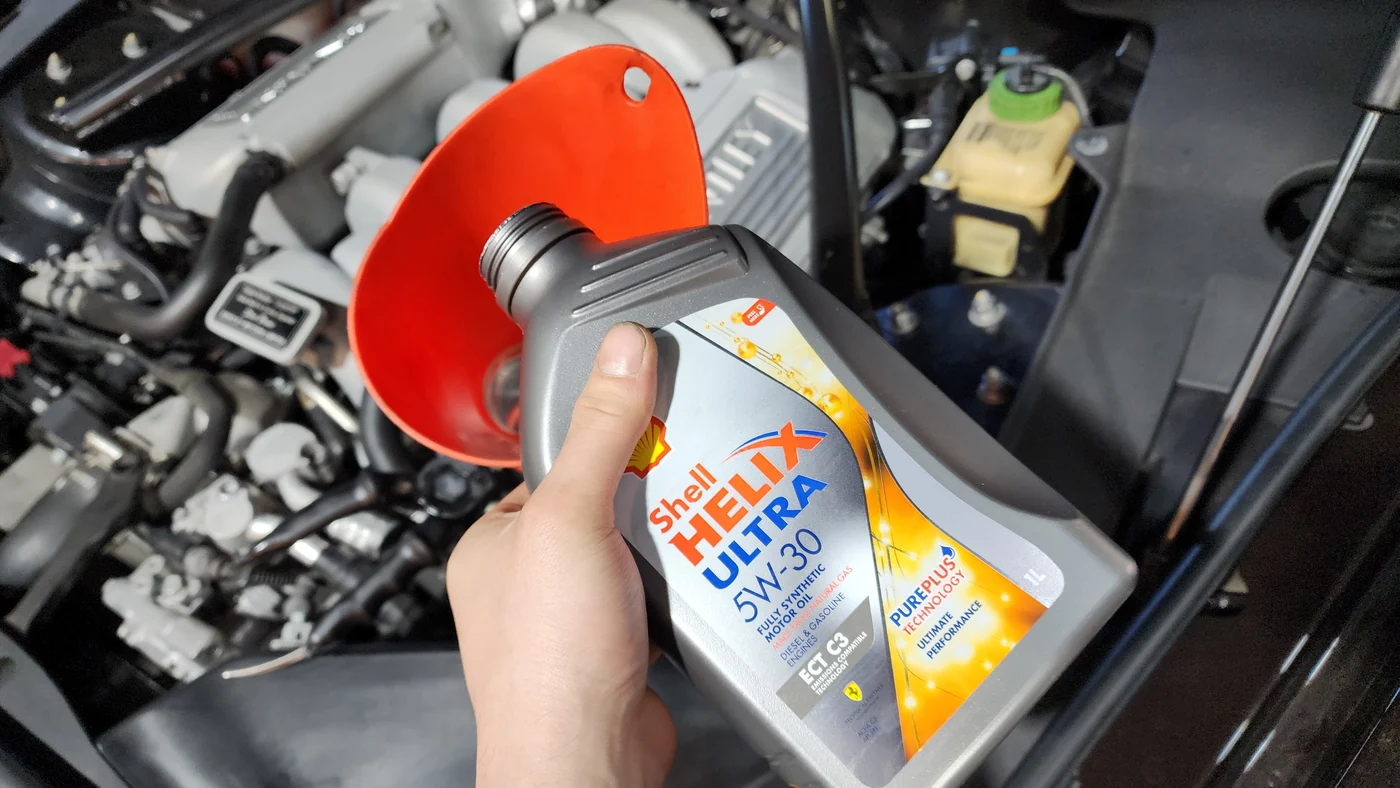 April 2024 · Engine oil filling on the Mulsanne Speed