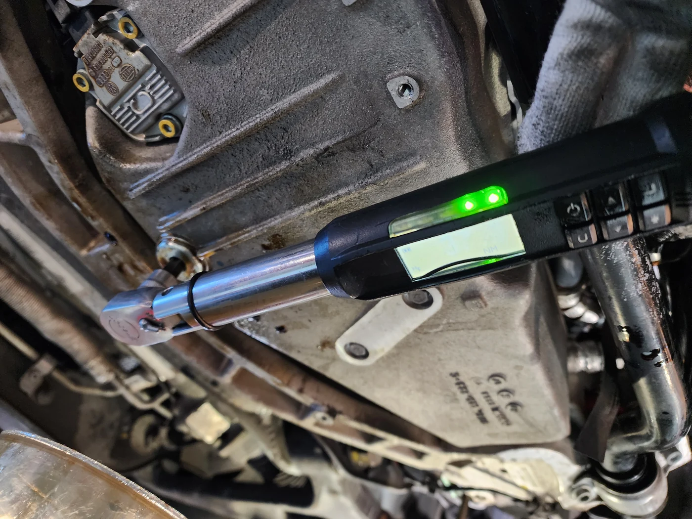 Tightening at the lower drain with a torque tool