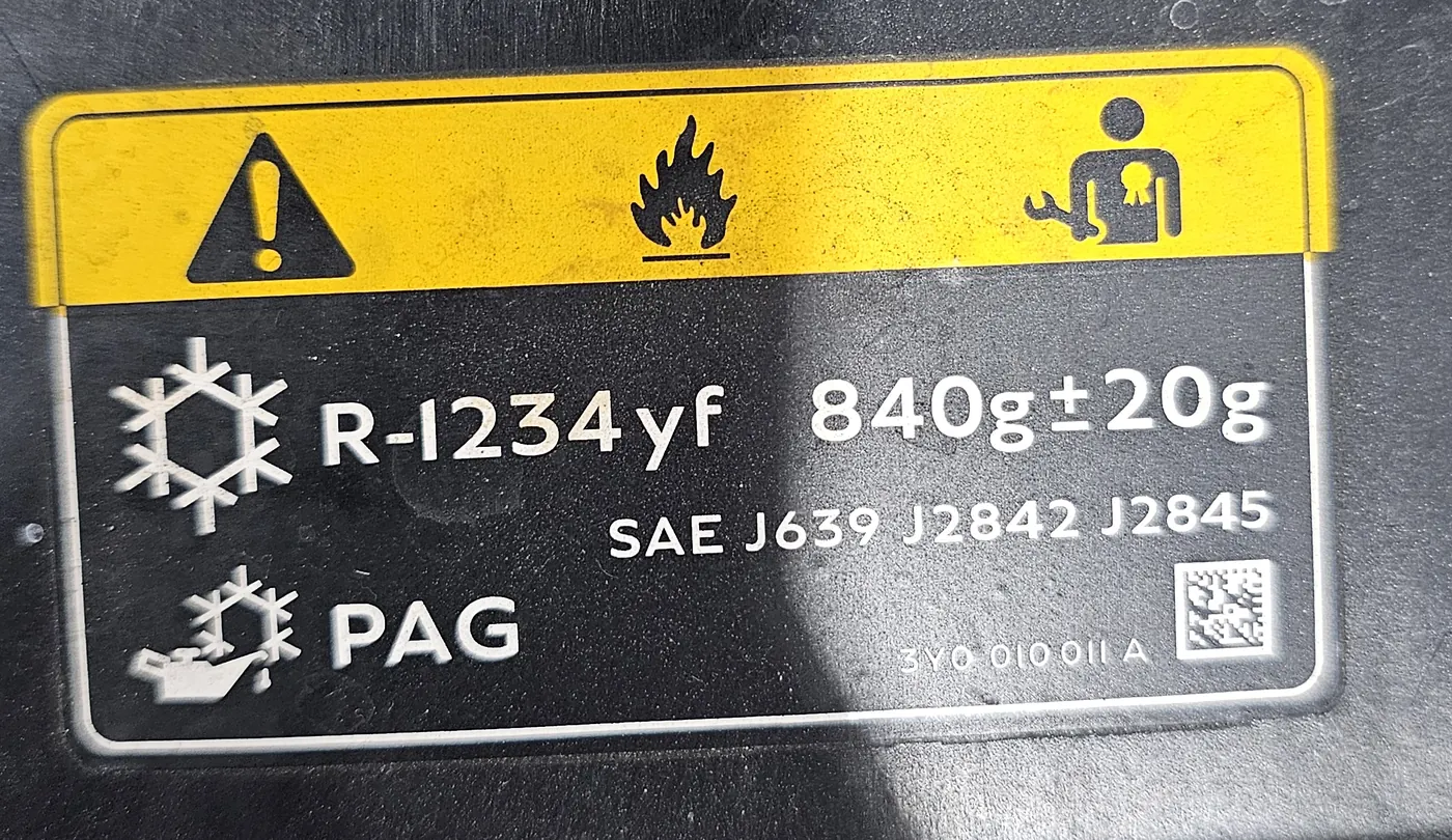 Refrigerant label on this Mulsanne. Charge specifications apply to this vehicle.