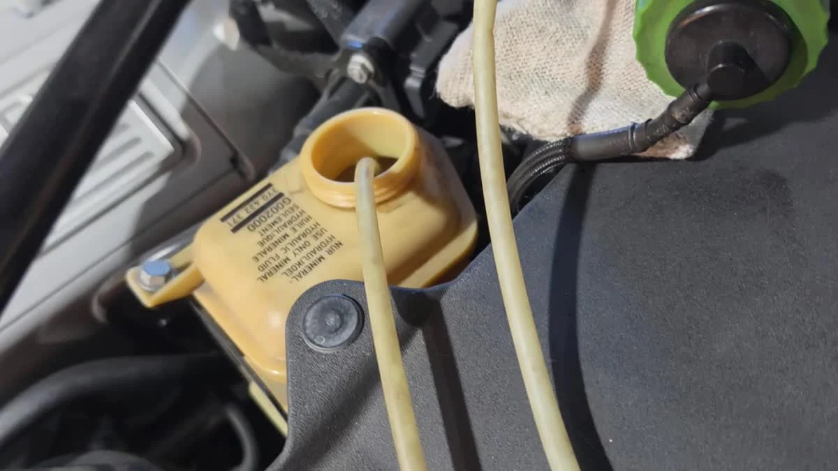 Exchange equipment connected to the power-steering reservoir