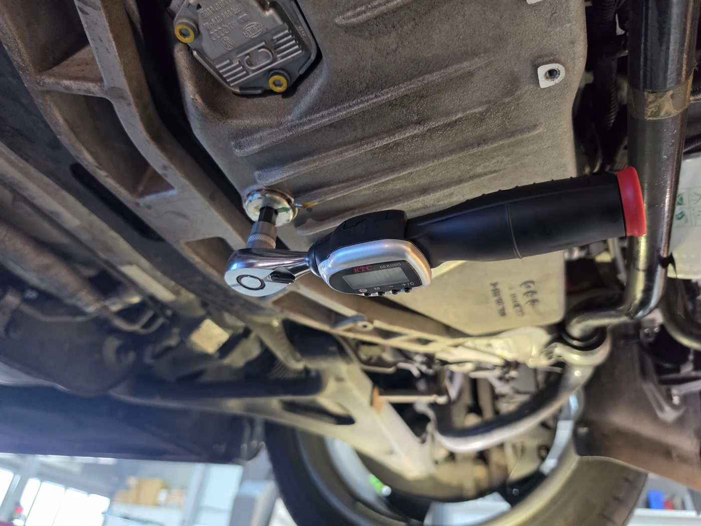 Tightening the drain with a torque tool