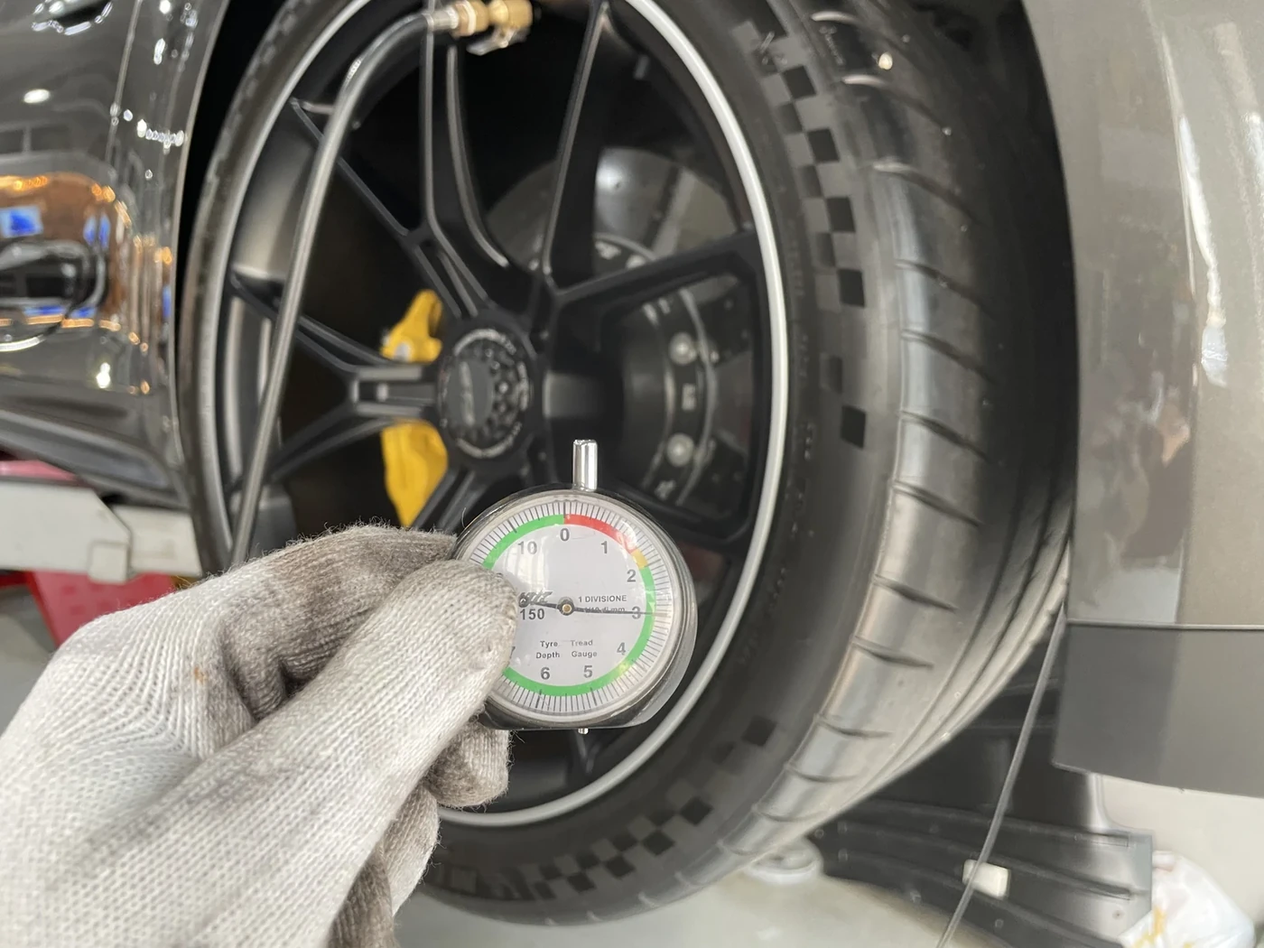 Tyre pressure check at the wheel