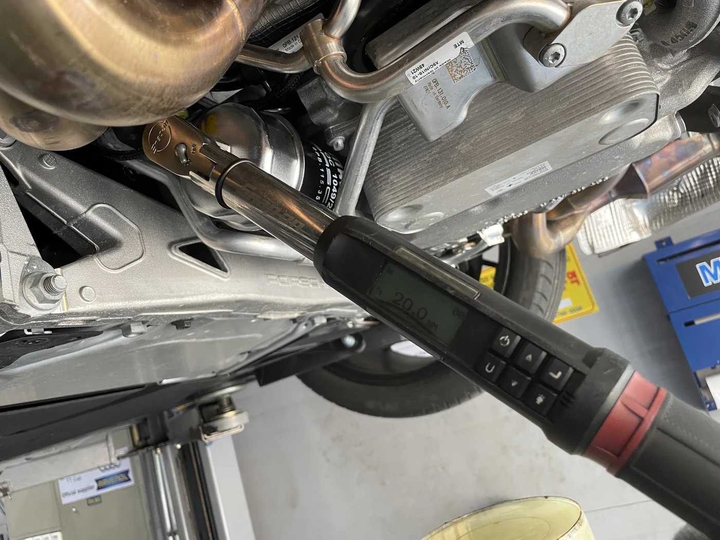 Tightening the oil filter with a torque tool