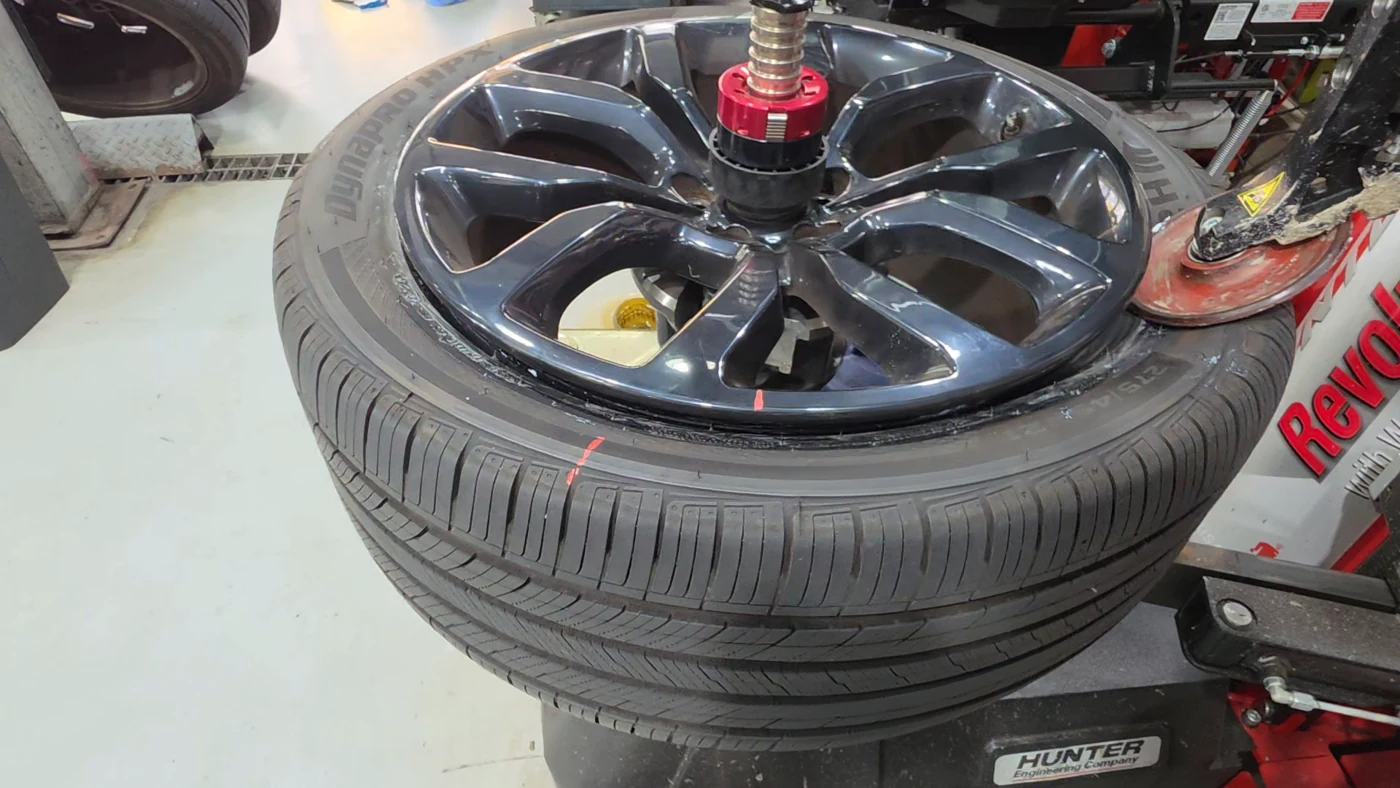 Tyre and wheel indexing work on the tyre changer