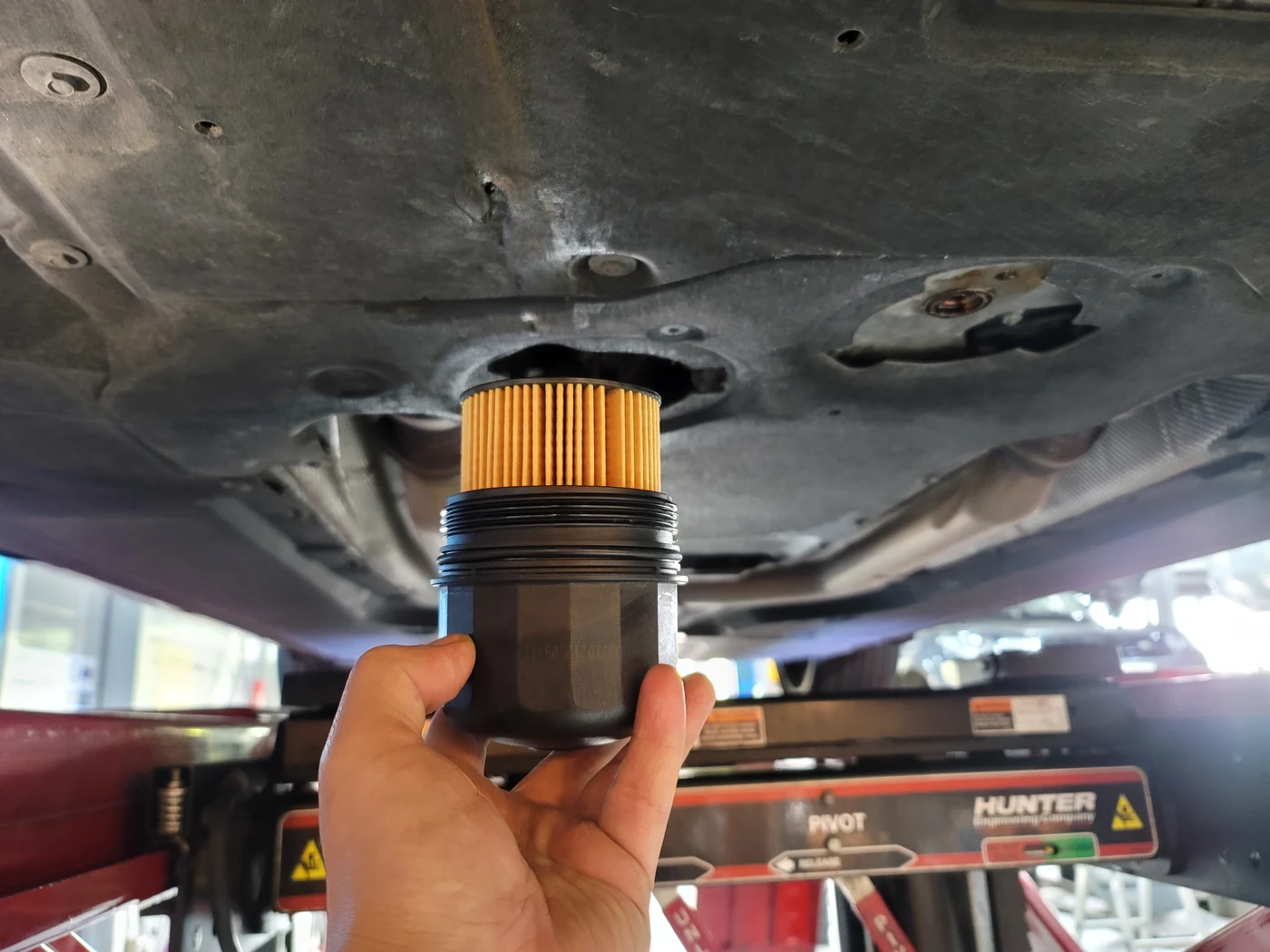 The oil filter and its housing during service