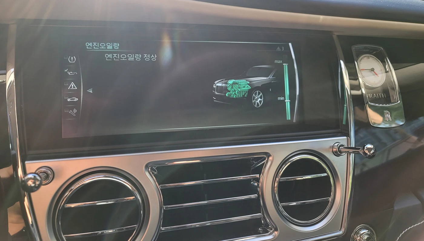 The vehicle display confirms the engine oil level is normal