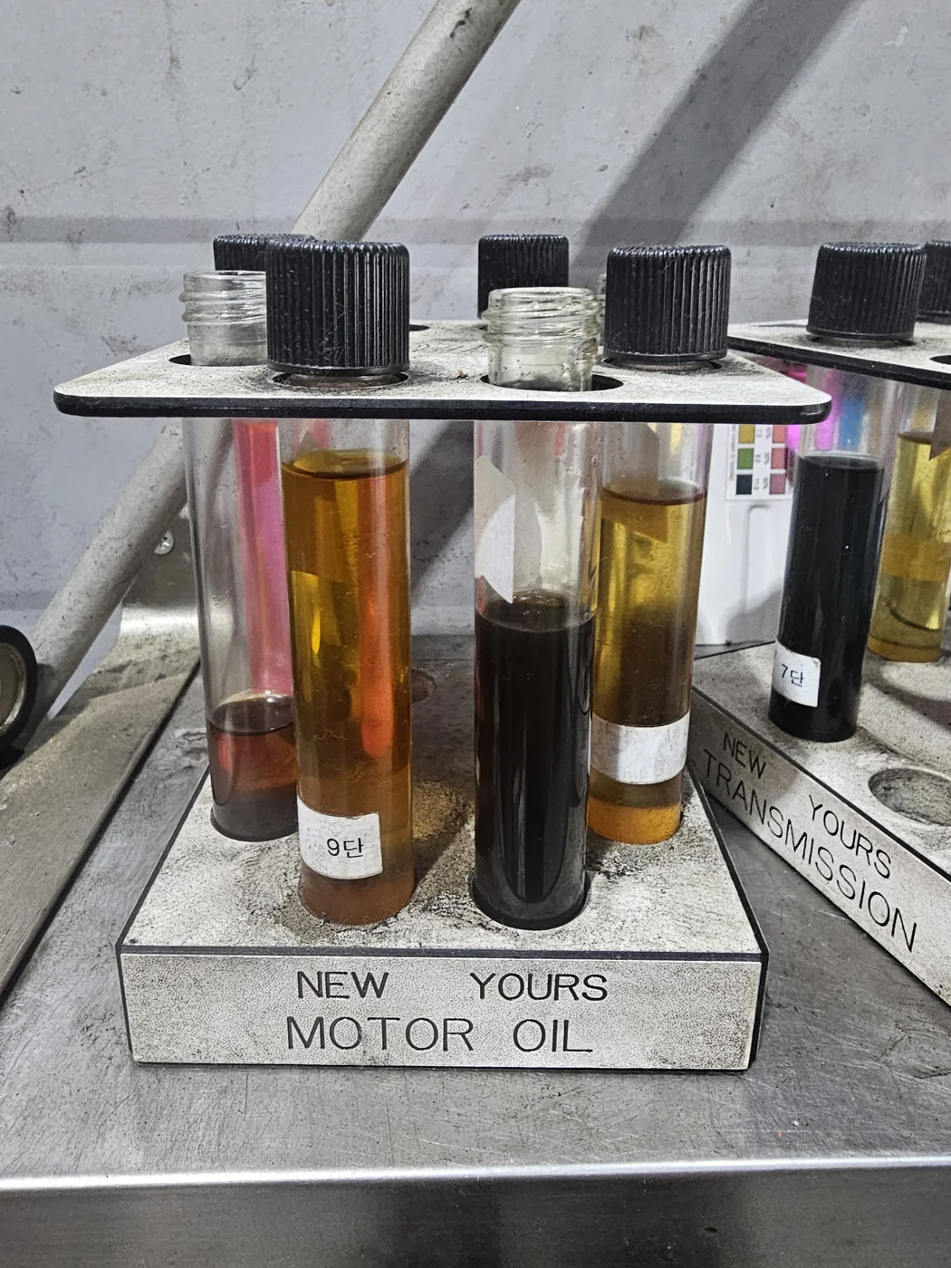 Fresh engine oil and a sample from this S350