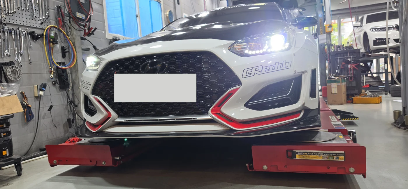 Front view of the widebody Veloster JS